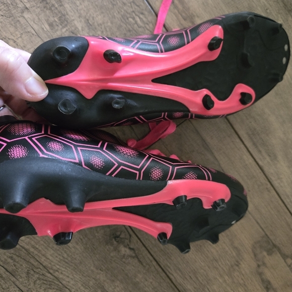 Kids Pink and Black Soccer Size 3 Cleats/Shoes - Picture 10 of 11